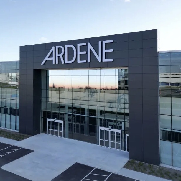 Projet Ardene HQ Laval | Présentoirs et podiums avec films architecturaux haut de gamme PNC42, UMI06, S217 et PM012