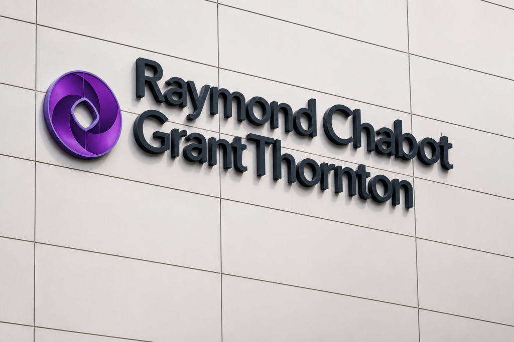 Rénovation – Raymond Chabot Grant Thornton | Portes, panneaux Corflex, retombées de plafond et mobilier en finition SPW52